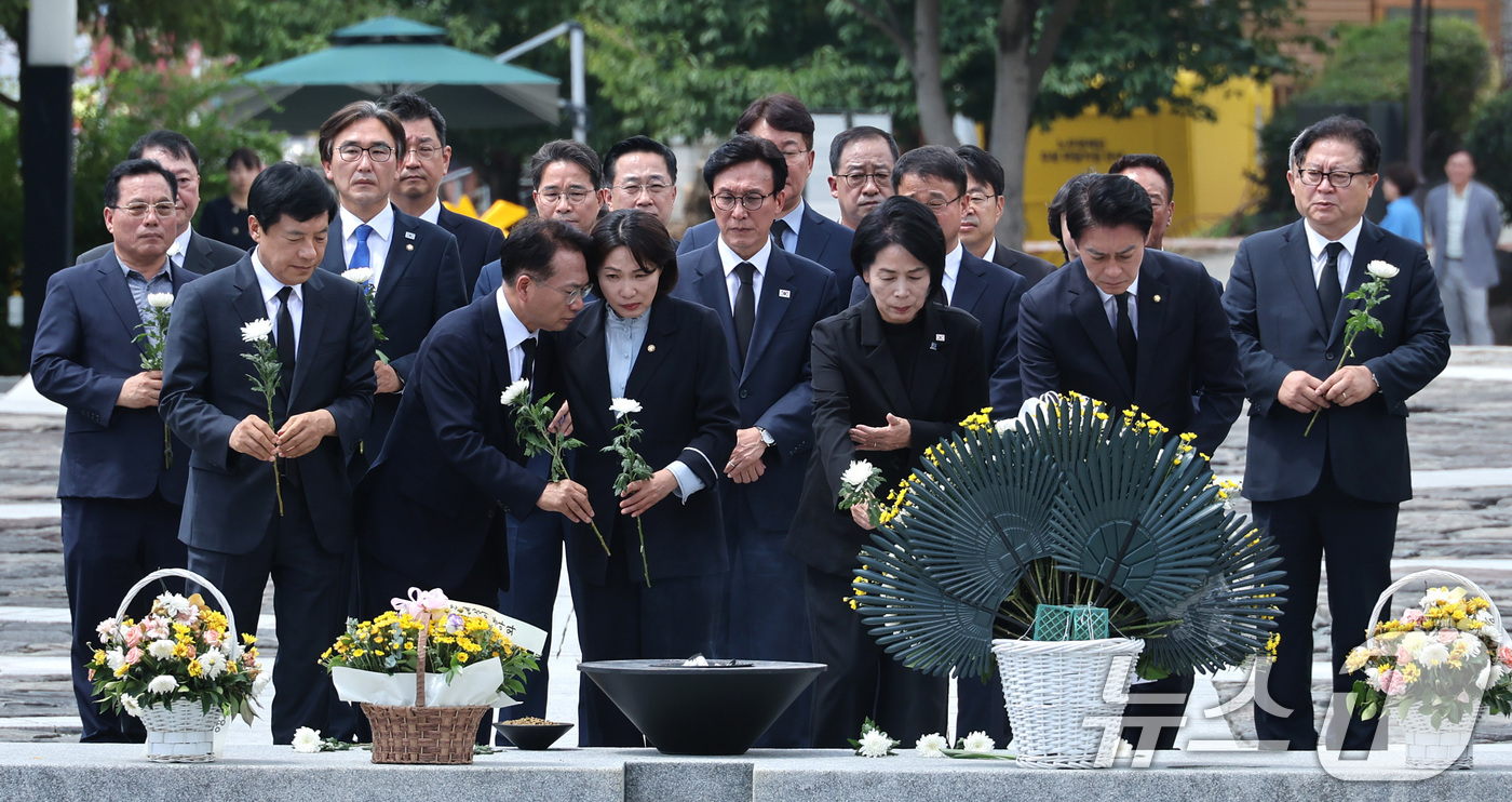 (김해=뉴스1) 신웅수 기자 = 김민석 대표를 비롯한 더불어민주당 지도부가 19일 경남 김해시 진영읍 봉하마을을 찾아 고 노무현 전 대통령 묘역을 참배하고 있다. 2026.8.19 …