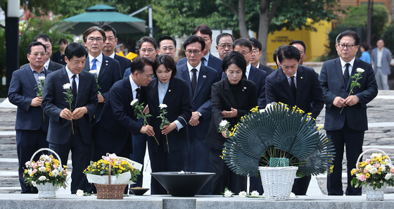 헌화하는 민주당 최고위원들