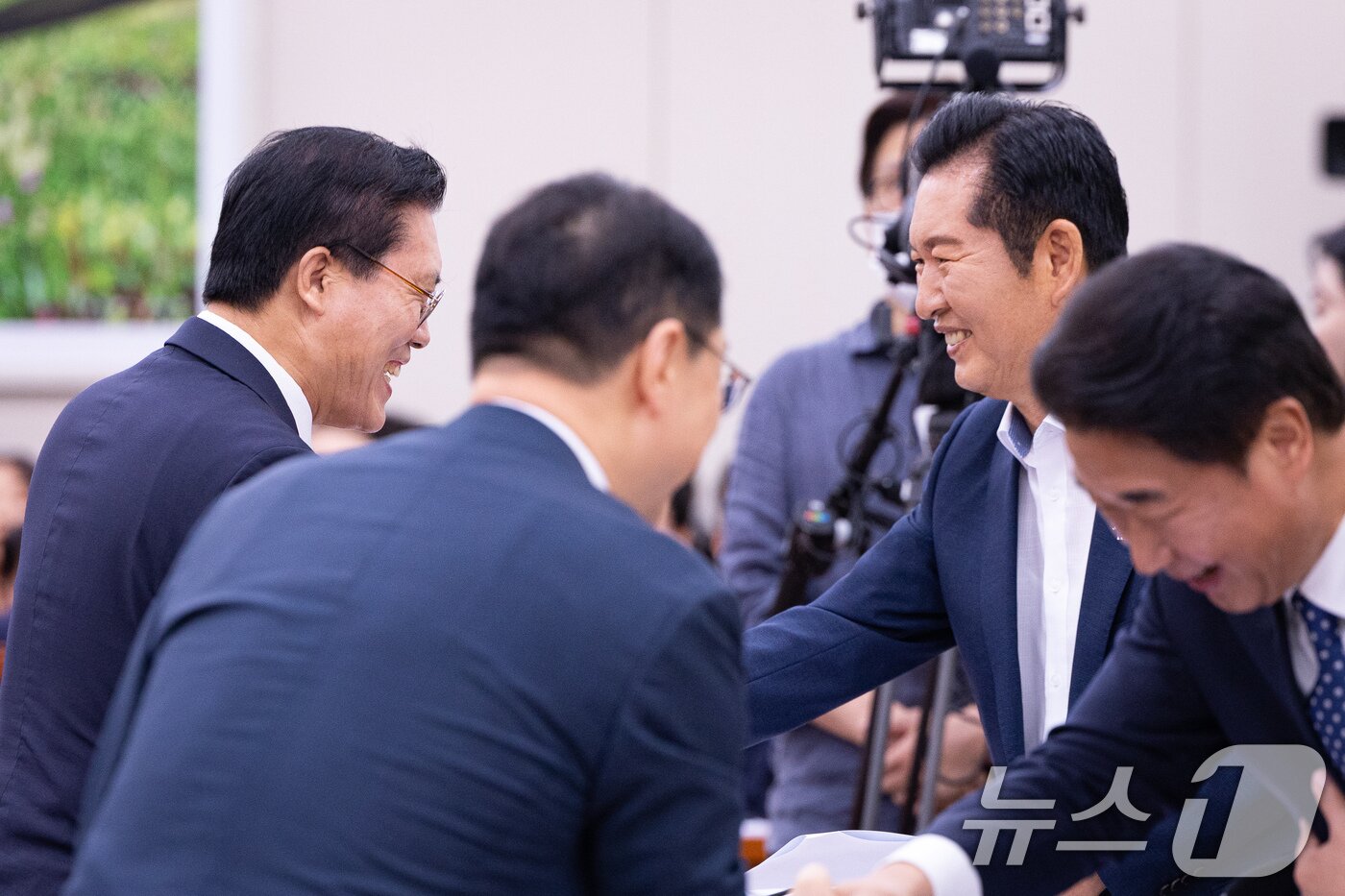 본문 이미지 - 정청래 전 더불어민주당 대표가 19일 서울 여의도 국회에서 열린 제438회 국회(임시회) 외교통일위원회 제2차 전체회의에 앞서 송석준 위원장을 비롯한 야당 의원들과 인사하고 있다. 2026.8.19 ⓒ 뉴스1 유승관 기자