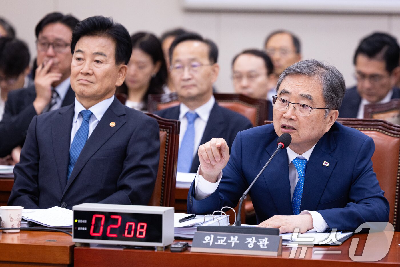 본문 이미지 - 조현 외교부 장관과 정동영 통일부 장관이 19일 서울 여의도 국회에서 열린 제438회 국회(임시회) 외교통일위원회 제2차 전체회의에 출석해 의원 질의에 답하고 있다. 2026.8.19 ⓒ 뉴스1 유승관 기자