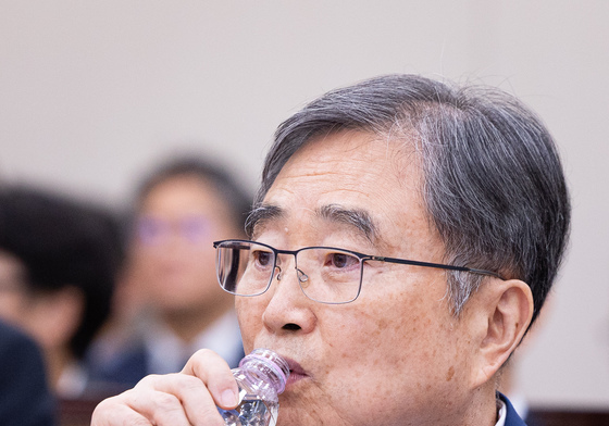 국회 출석해 물 마시는 조현 외교부 장관