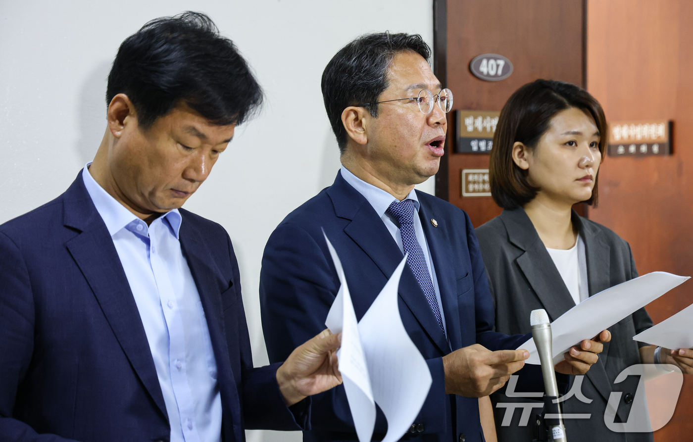 (서울=뉴스1) 김도우 기자 = 박균택 더불어민주당 의원(왼쪽부터), 김승원 더불어민주당 의원, 손솔 진보당 의원 19일 서울 여의도 국회 법제사법위원회 회의실 앞에서 조희대 대법 …