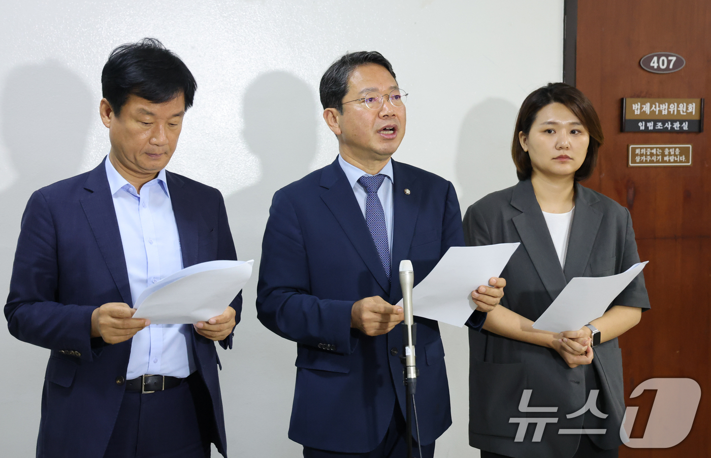 (서울=뉴스1) 김도우 기자 = 박균택 더불어민주당 의원(왼쪽부터), 김승원 더불어민주당 의원, 손솔 진보당 의원 19일 서울 여의도 국회 법제사법위원회 회의실 앞에서 조희대 대법 …