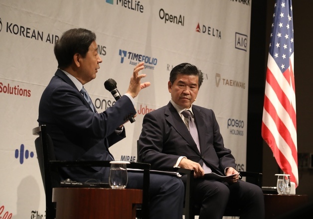 대담하는 구윤철 부총리와 제임스 김 암참 회장