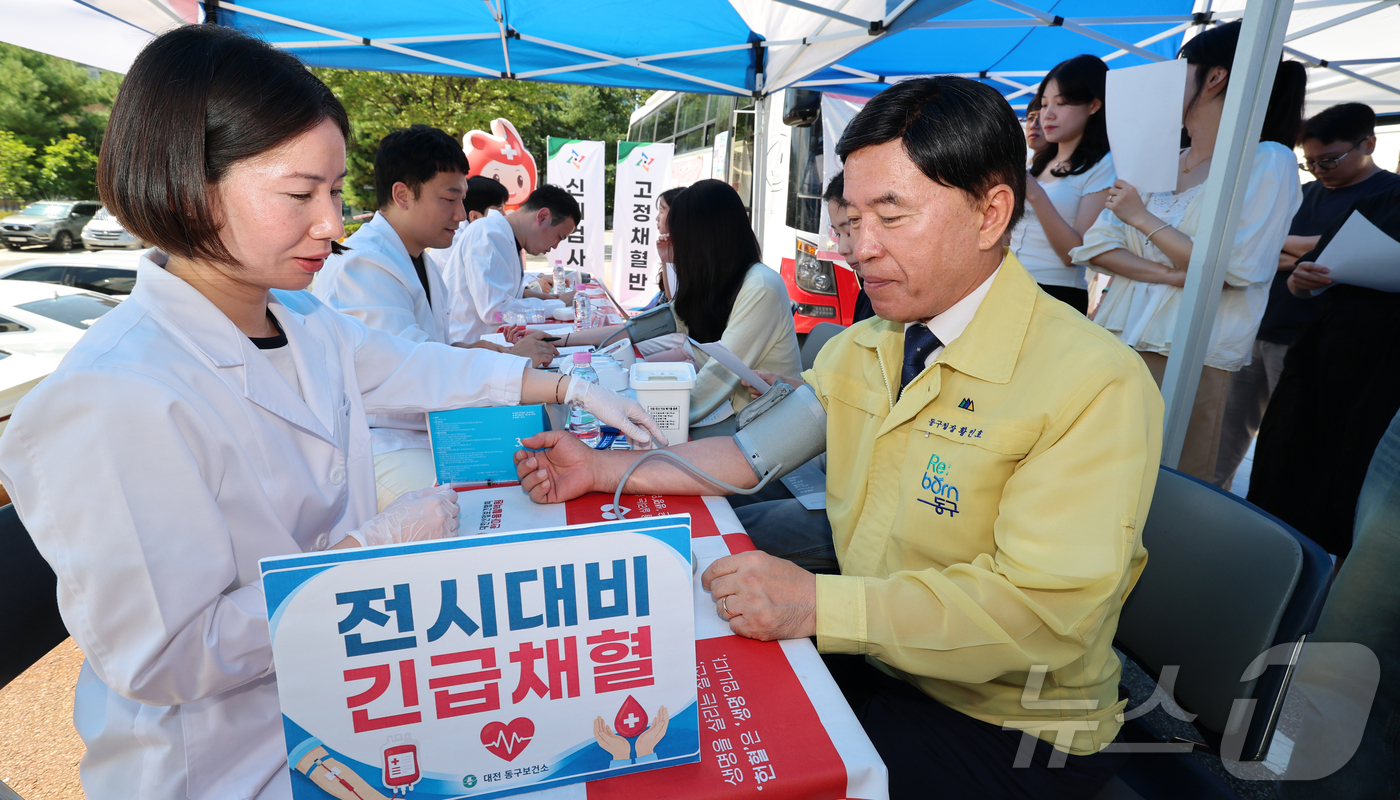 (대전=뉴스1) 김기태 기자 = 을지훈련 기간인 19일 대전 동구청에서 황인호 동구청장과 직원들이 전시 대비 긴급 채혈 훈련을 실시하고 있다. 2026.8.19/뉴스1