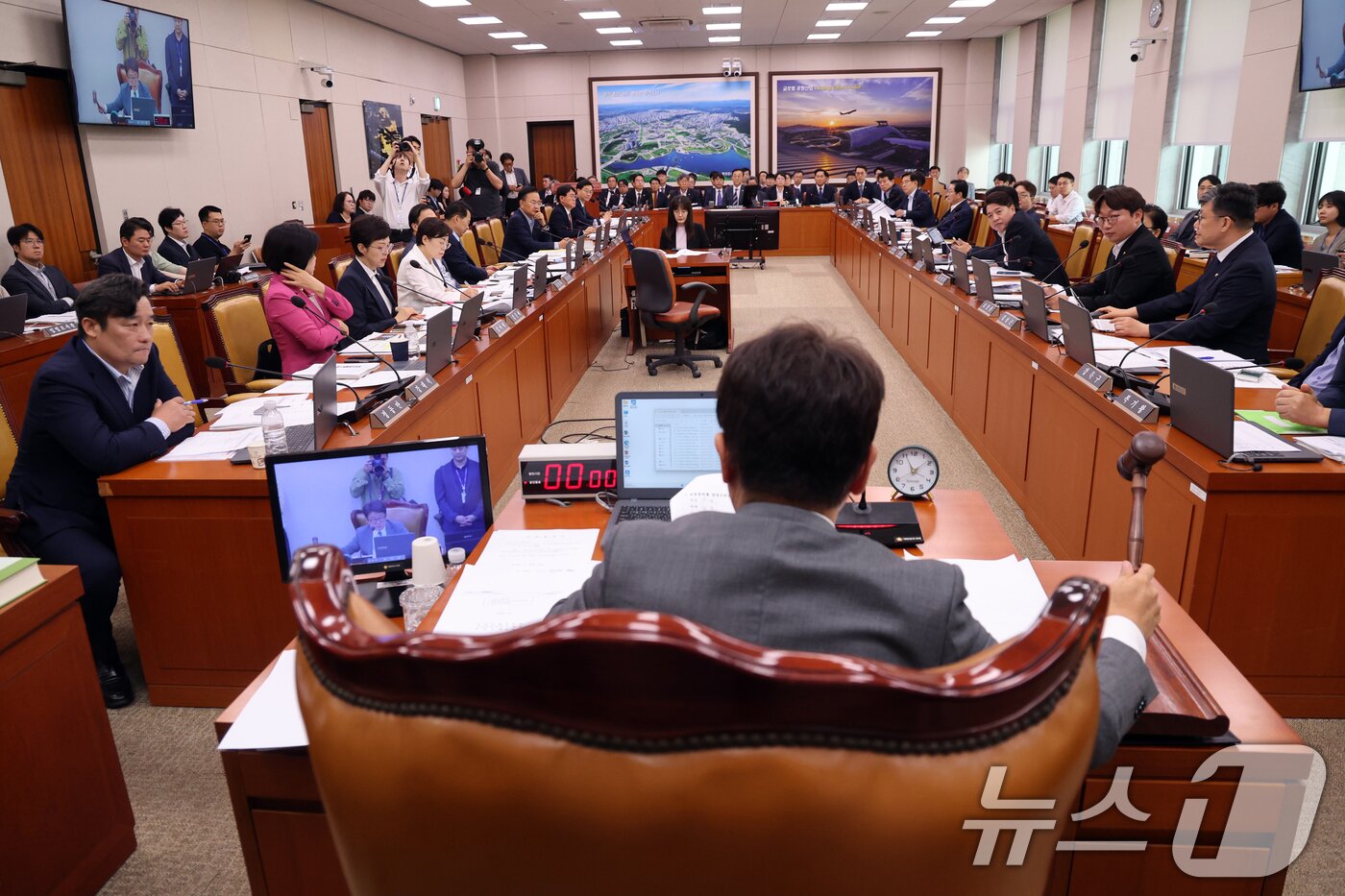 본문 이미지 - 19일 오전 서울 여의도 국회에서 열린 국토교통위원회 전체회의에서 김은혜 국민의힘 의원이 제출한 '용산공원 특별법 개정안 번안을 위한 인사일정 변경'이 부결되고 있다. 2026.8.19 ⓒ 뉴스1 황기선 기자