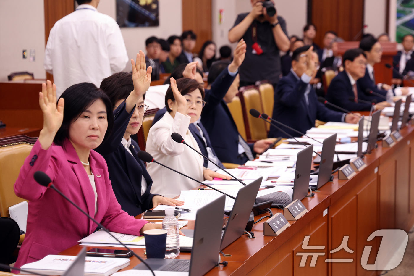 (서울=뉴스1) 황기선 기자 = 국민의힘 국토위 소속 의원들이 19일 오전 서울 여의도 국회에서 열린 국토교통위원회 전체회의에서 김은혜 국민의힘 의원이 제출한 '용산공원 특별법 개 …