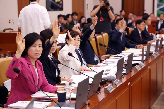 野, '용산공원 특별법 개정안 번안동의를 위한 의사일정 변경동의' 찬성 거수투표