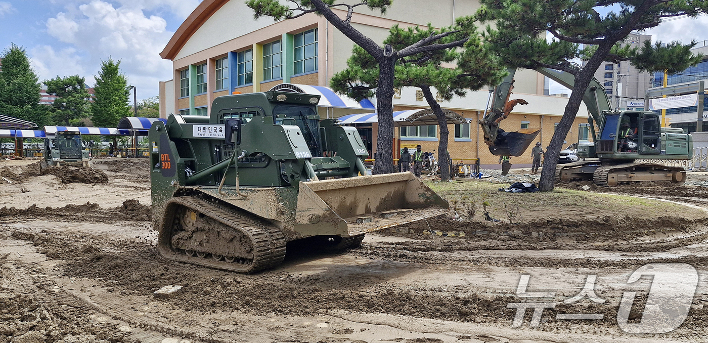 (부산=뉴스1) 윤일지 기자 = 19일 경남 거제시 장평초등학교에서 육군 제39보병사단 기동·공병대대 장병들이 수해 복구 작업을 하고 있다. 2026.8.19/뉴스1