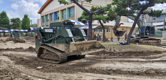 학생들 돌아올 학교 위해 구슬땀