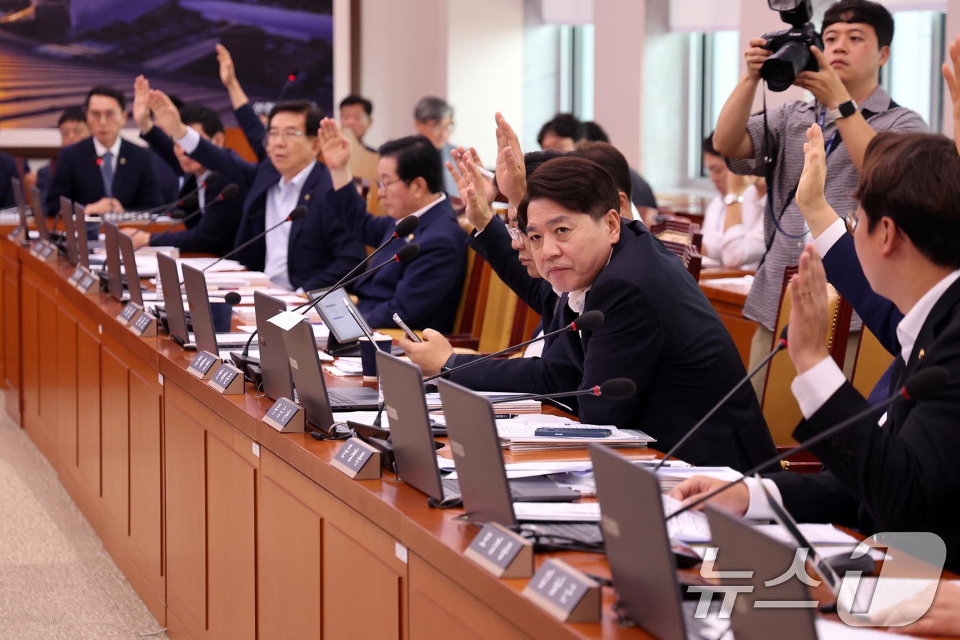 (서울=뉴스1) 황기선 기자 = 더불어민주당 국토위 소속 의원들이 19일 오전 서울 여의도 국회에서 열린 국토교통위원회 전체회의에서 김은혜 국민의힘 의원이 제출한 '용산공원 특별법 …