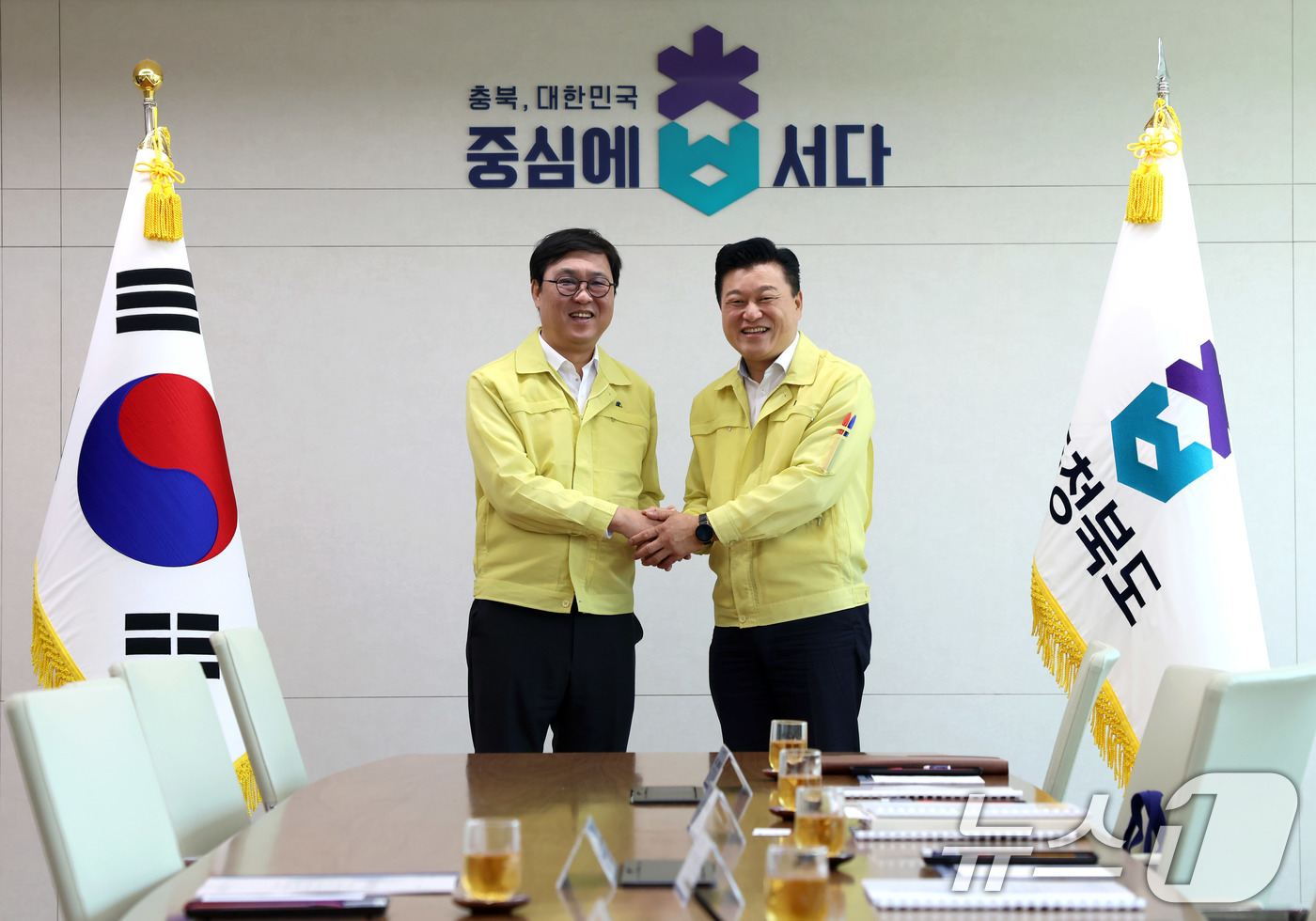 (서울=뉴스1) = 최휘영 문화체육관광부 장관이 19일 충북 청주 충북도청에서 신용한 충청북도지사와 면담 기념 악수를 하고 있다. (문화체육관광부 제공. 재판매 및 DB금지) 20 …
