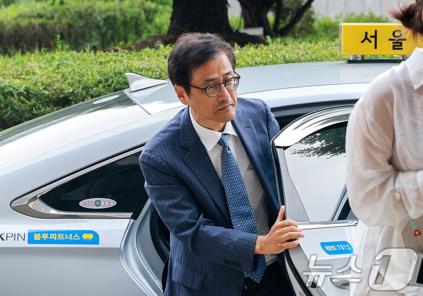 본문 이미지 - 제9회 전국동시지방선거 투표용지 부족 사태 등 국민 참정권 의혹의 진상을 규명할 선거관리위원회 특별검사로 임명된 이태한 변호사가 19일 서울 서초구 서울중앙지검에 마련된 국민참정권 침해 진상규명을 위한 검경 합동수사본부를 방문하고 있다. 2026.8.19 ⓒ 뉴스1 이호윤 기자