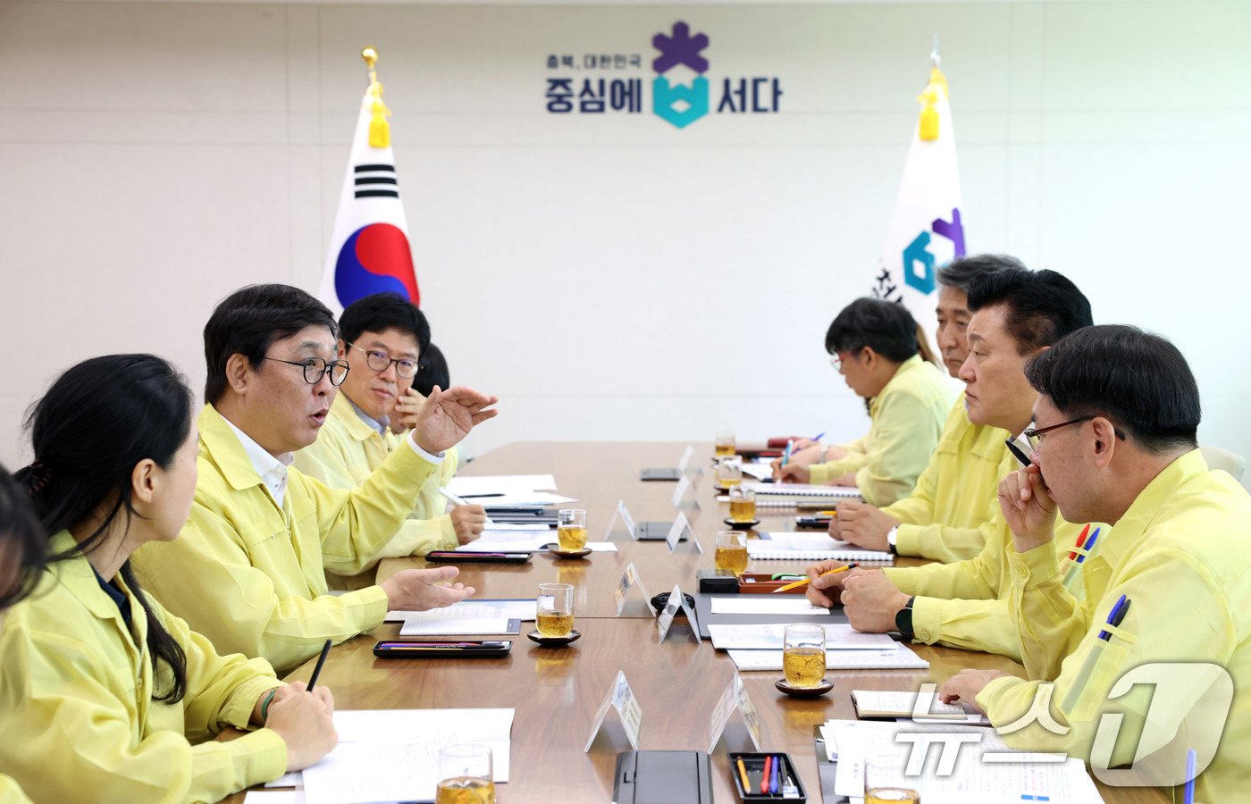 (서울=뉴스1) = 최휘영 문화체육관광부 장관이 19일 충북 청주 충북도청에서 신용한 충청북도지사와 면담을 하고 있다. (문화체육관광부 제공. 재판매 및 DB금지) 2026.8.1 …
