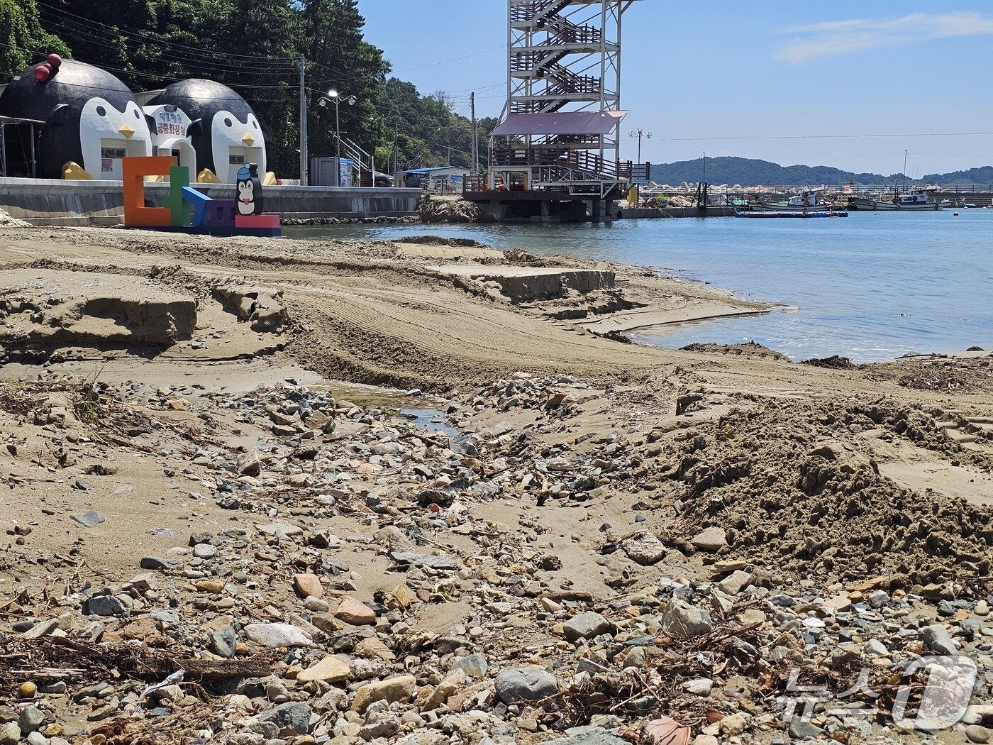 본문 이미지 - 19일 찾은 덕포해수욕장 백사장이 폭우로 인해 패여 있다. 2026.8.19 ⓒ 뉴스1 박민석 기자