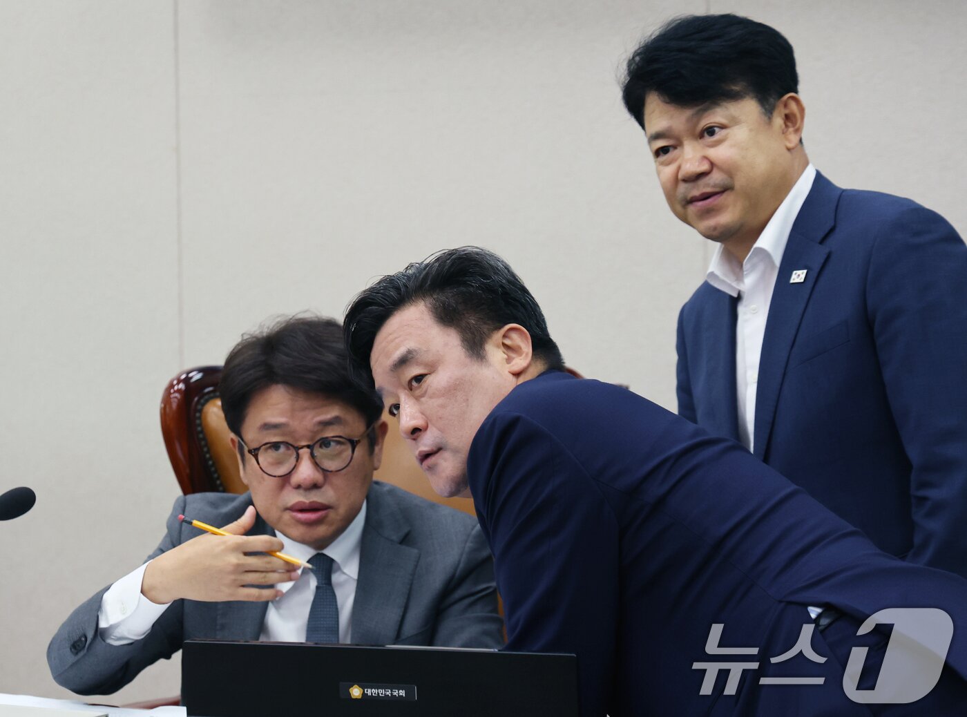 본문 이미지 - 유의동 국회 국토위원장이 19일 오전 서울 여의도 국회에서 열린 국토교통위원회 전체회의에서 복기왕 여당 간사, 정동만 야당 간사와 대화를 나누고 있다. 2026.8.19 ⓒ 뉴스1 황기선 기자