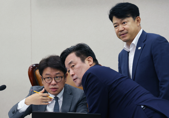 與野 간사와 대화 나누는 유의동 위원장