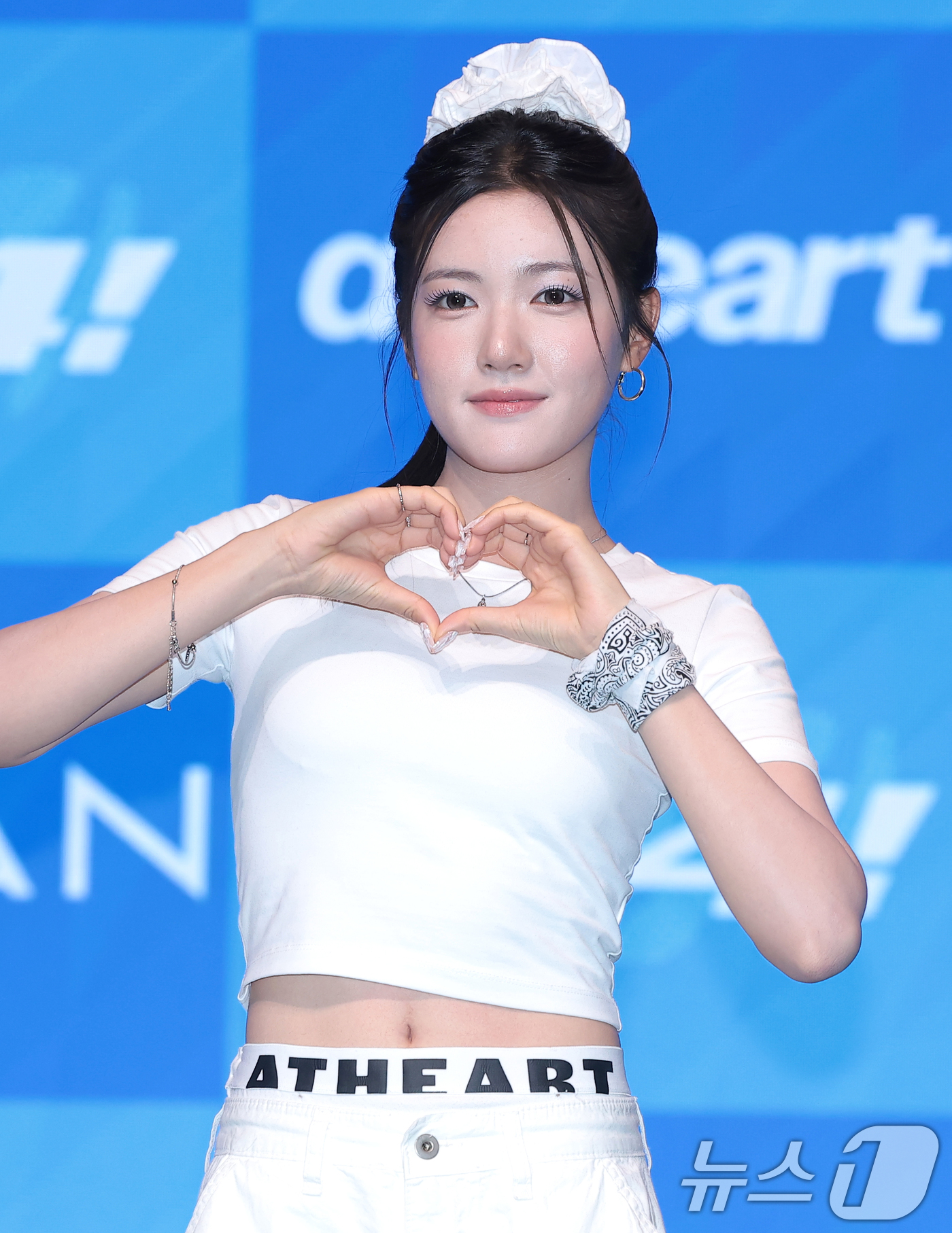 (서울=뉴스1) 권현진 기자 = 그룹 앳하트(AtHeart)의 셔헌이 19일 서울 마포구 라이즈오토그래프컬렉션에서 열린 ‘3+4!’ 제작발표회에서 포즈를 취하고 있다. 2026.8 …
