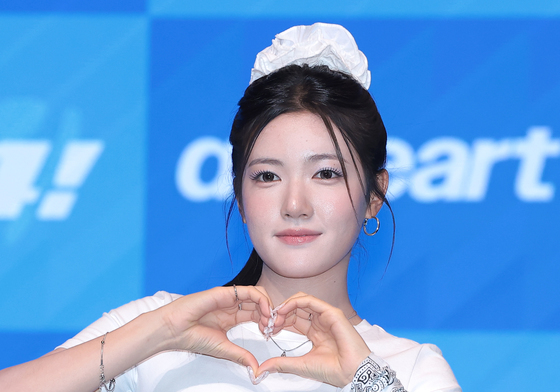 앳하트 서현, Y2K 무드 가득