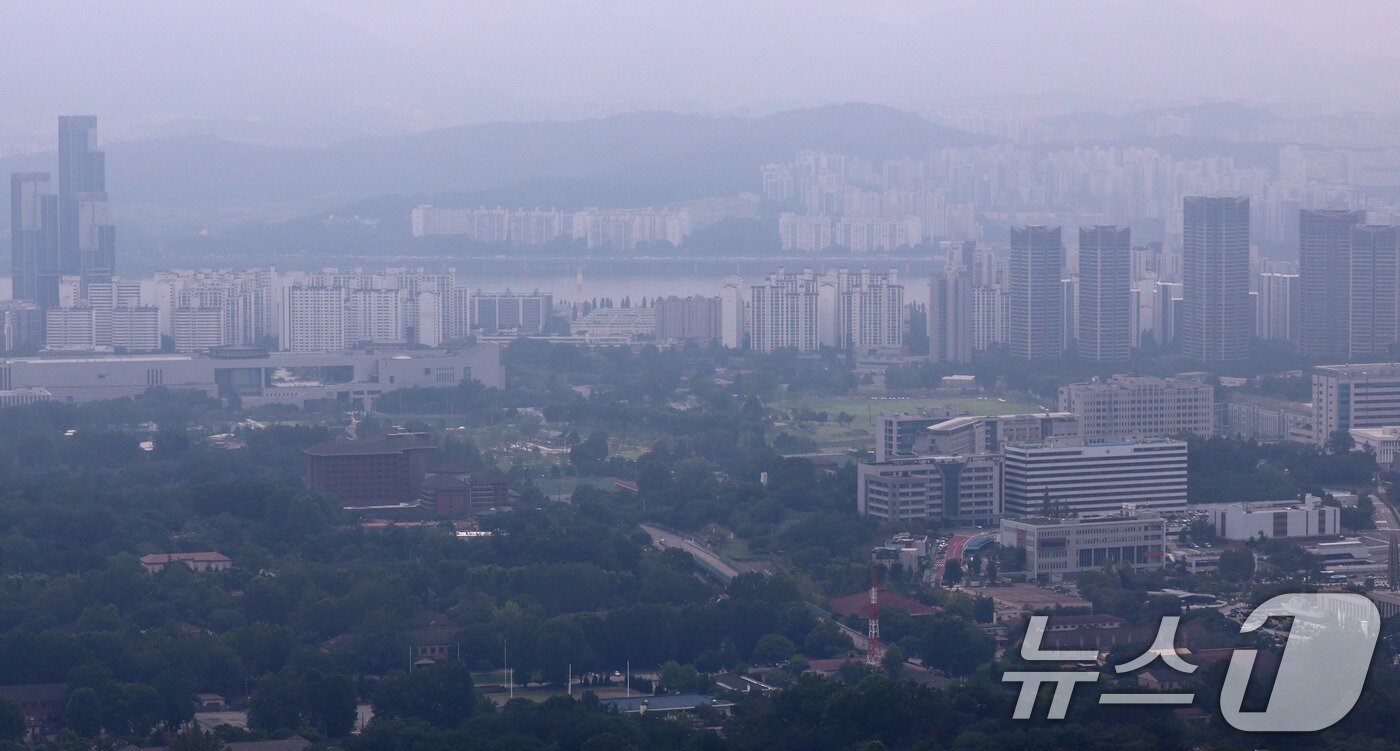 본문 이미지 - 19일 서울 용산공원 일대가 안개에 휩싸여 있다.  2026.8.19 ⓒ 뉴스1 구윤성 기자