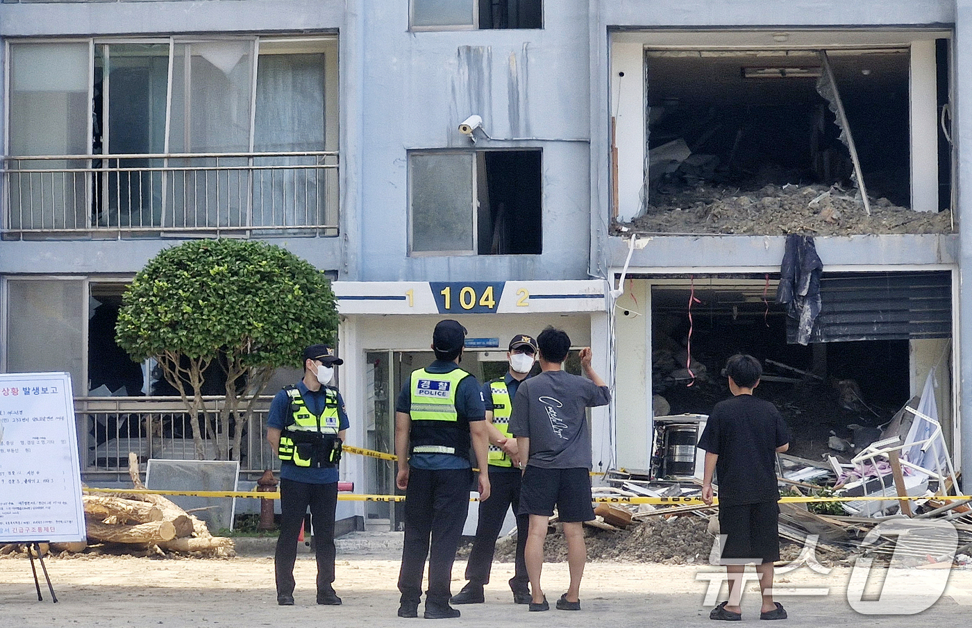 (거제=뉴스1) 윤일지 기자 = 19일 경남 거제시 옥포동의 한 아파트에서 경찰이 인근에 폭우로 발생한 산사태로 인해 파손된 아파트 현장을 통제하고 있다.   2026.8.19/뉴 …