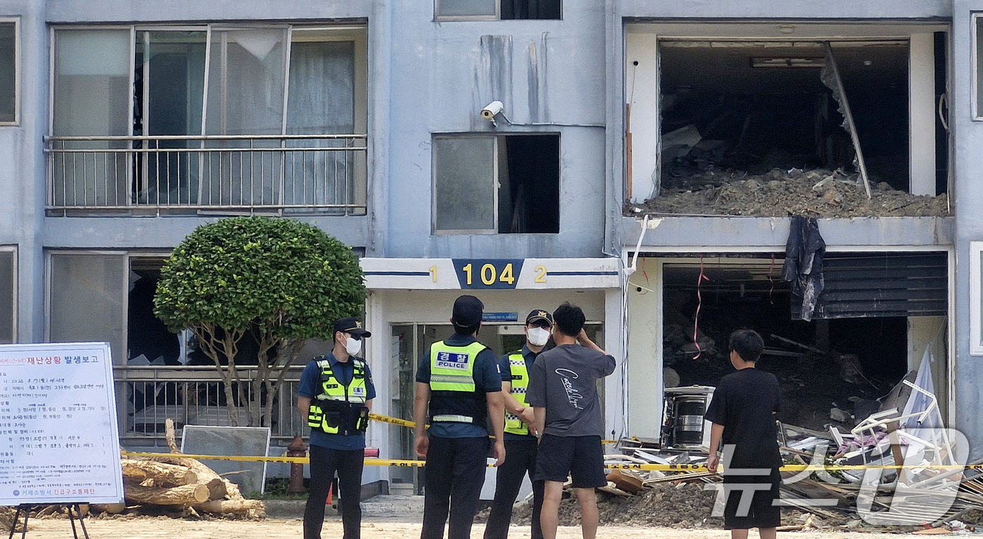 (거제=뉴스1) 윤일지 기자 = 19일 경남 거제시 옥포동의 한 아파트에서 경찰이 인근에 폭우로 발생한 산사태로 인해 파손된 아파트 현장을 통제하고 있다.   2026.8.19/뉴 …