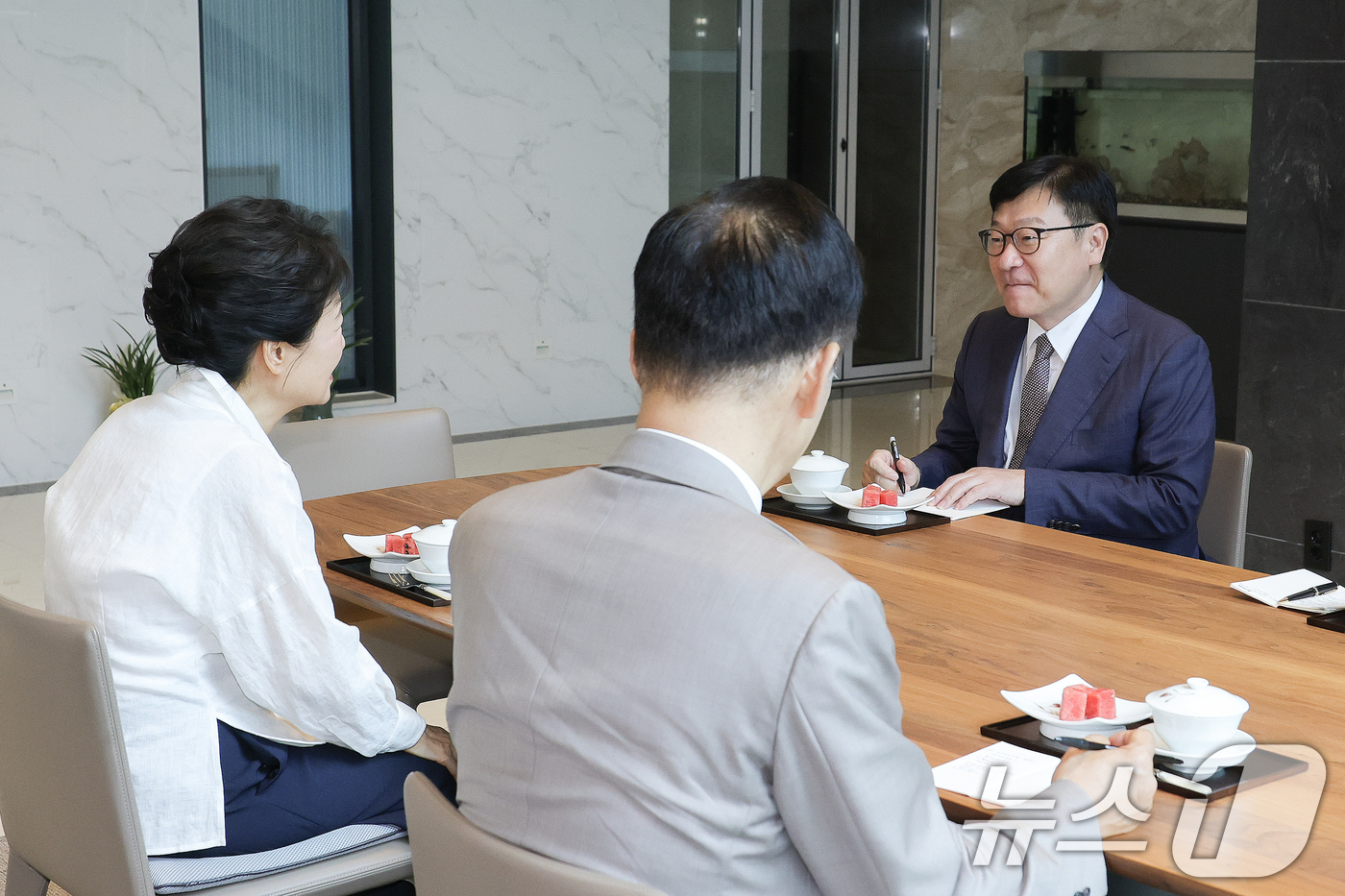 (서울=뉴스1) = 정점식 국민의힘 원내대표가 19일 오전 대구 달성군 유가읍 박근혜 전 대통령 사저를 예방하고 있다.정 원내대표는 이 자리에서 지난 6·3 지방선거에서 당을 지원 …