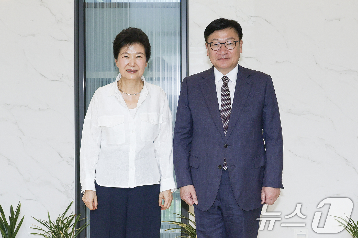 (서울=뉴스1) = 정점식 국민의힘 원내대표가 19일 오전 대구 달성군 유가읍 박근혜 전 대통령 사저를 예방한 후 기념촬영을 하고 있다.정 원내대표는 이 자리에서 지난 6·3 지방 …