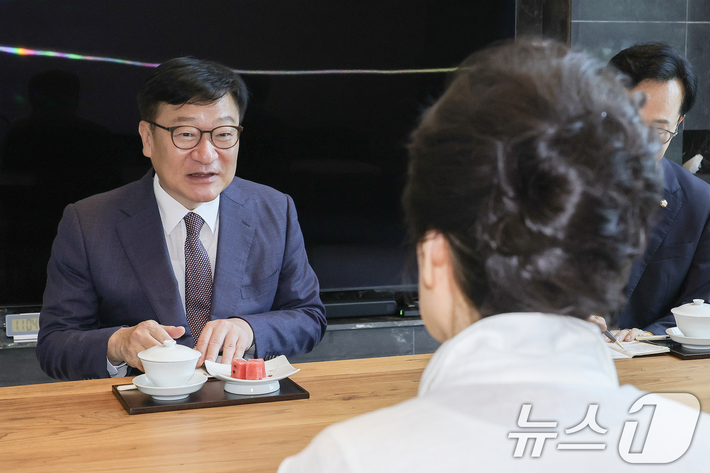 (서울=뉴스1) = 정점식 국민의힘 원내대표가 19일 오전 대구 달성군 유가읍 박근혜 전 대통령 사저를 예방하고 있다.정 원내대표는 이 자리에서 지난 6·3 지방선거에서 당을 지원 …