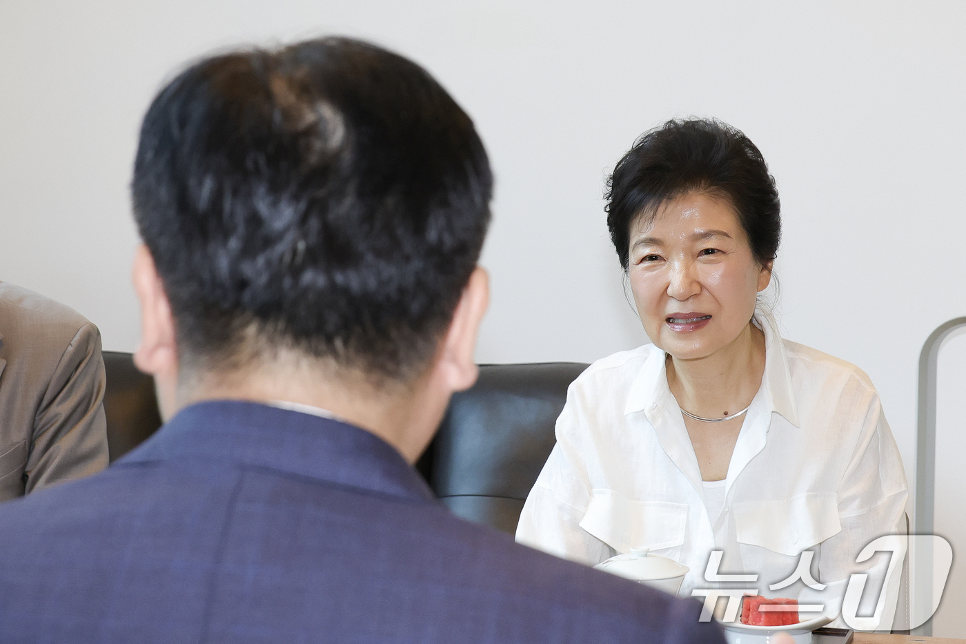 (서울=뉴스1) = 박근혜 전 대통령이 19일 오전 대구 달성군 유가읍 사저를 찾은 정점식 국민의힘 원내대표와 대화를 나누고 있다.정 원내대표는 이 자리에서 지난 6·3 지방선거에 …