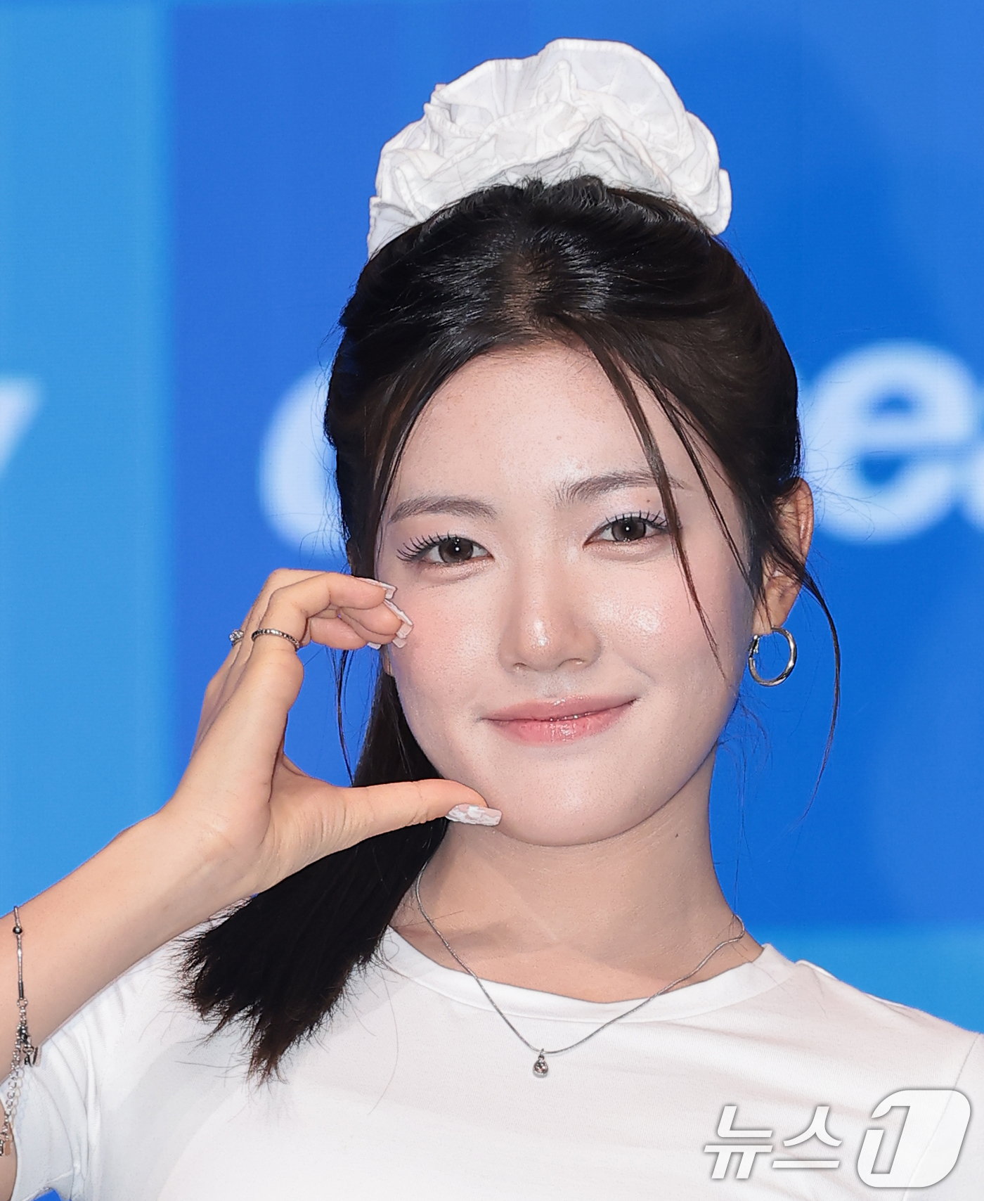(서울=뉴스1) 권현진 기자 = 그룹 앳하트(AtHeart)의 서현이 19일 서울 마포구 라이즈오토그래프컬렉션에서 열린 ‘3+4!’ 제작발표회에서 포즈를 취하고 있다 2026.8. …