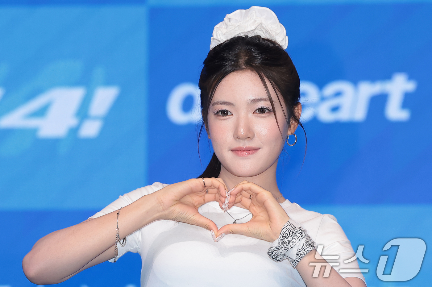 (서울=뉴스1) 권현진 기자 = 그룹 앳하트(AtHeart)의 서현이 19일 서울 마포구 라이즈오토그래프컬렉션에서 열린 ‘3+4!’ 제작발표회에서 포즈를 취하고 있다 2026.8. …
