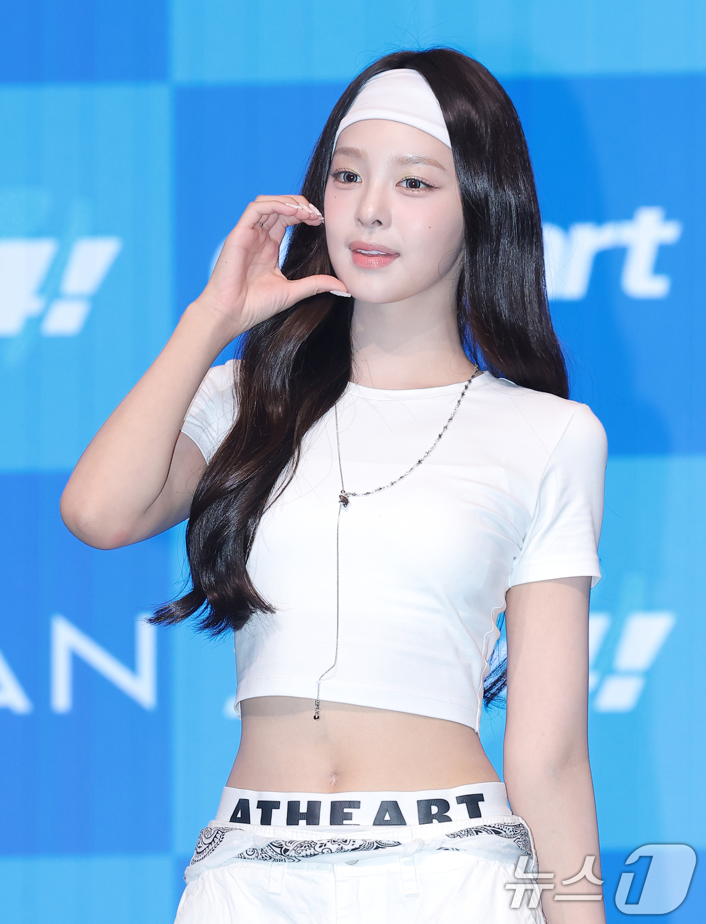 (서울=뉴스1) 권현진 기자 = 그룹 앳하트(AtHeart)의 나현이 19일 서울 마포구 라이즈오토그래프컬렉션에서 열린 ‘3+4!’ 제작발표회에서 포즈를 취하고 있다 2026.8. …
