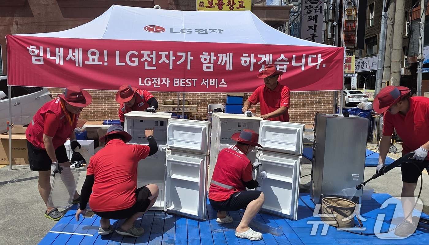(서울=뉴스1) = LG전자가 지난 18일부터 집중 호우로 인한 수해 지역에 '수해 서비스 거점'을 마련하고, 가전 제품 무상 점검 및 수리 서비스를 지원하고 있다고 19일 밝혔다 …