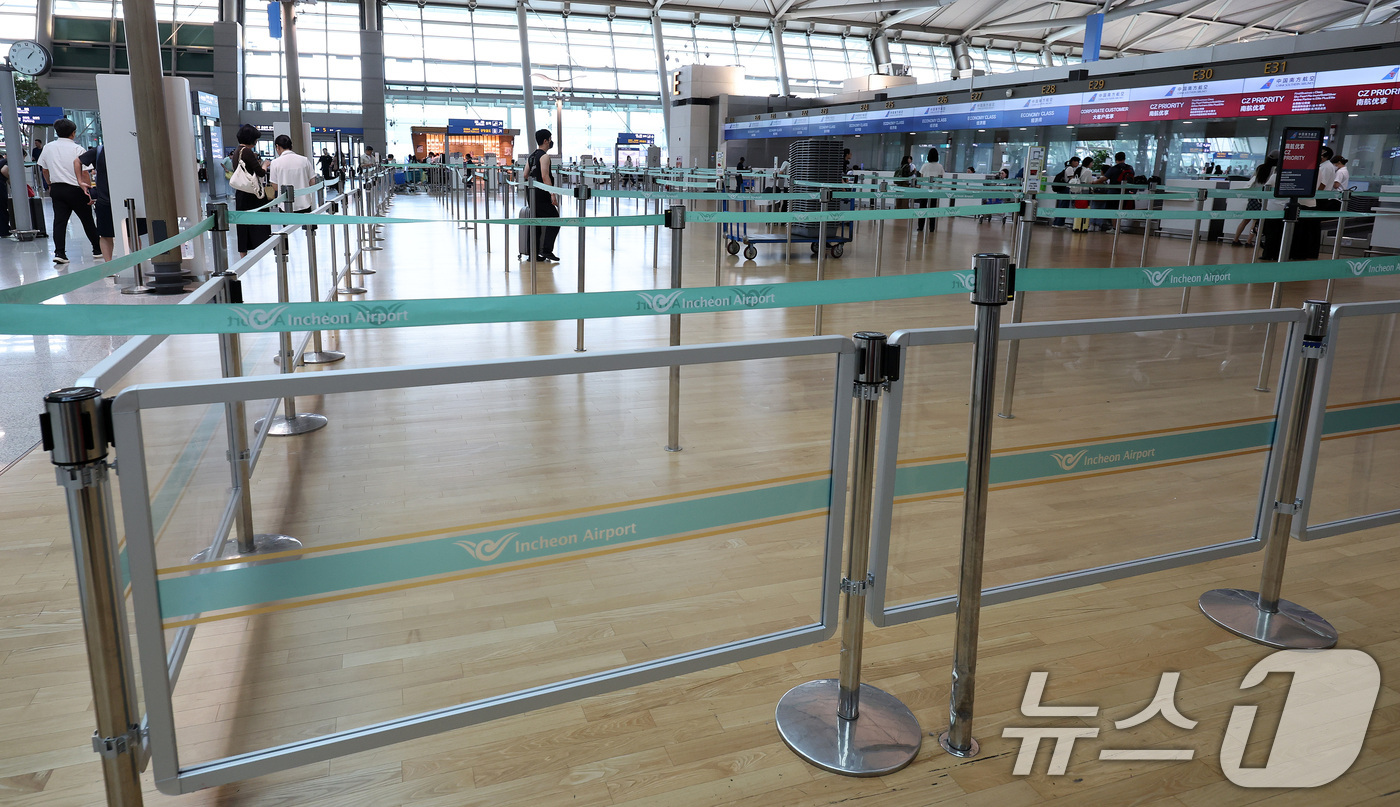 (인천공항=뉴스1) 박지혜 기자 = 19일 인천국제공항 제1여객터미널 출국장에 집단 새치기 방지를 위한 안전 펜스가 설치돼 있다.인천국제공항공사는 최근 일부 출국장에서 발생한 집단 …