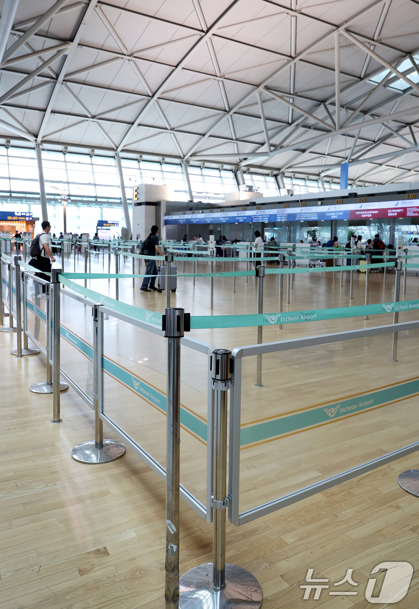 (인천공항=뉴스1) 박지혜 기자 = 19일 인천국제공항 제1여객터미널 출국장에 집단 새치기 방지를 위한 안전 펜스가 설치돼 있다.인천국제공항공사는 최근 일부 출국장에서 발생한 집단 …