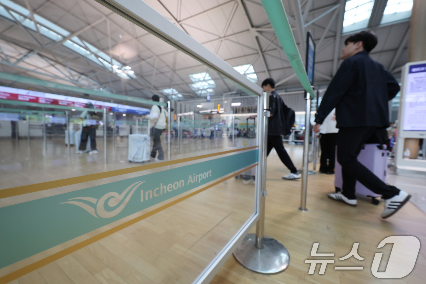 (인천공항=뉴스1) 박지혜 기자 = 19일 인천국제공항 제1여객터미널 출국장에 집단 새치기 방지를 위한 안전 펜스가 설치돼 있다.인천국제공항공사는 최근 일부 출국장에서 발생한 집단 …
