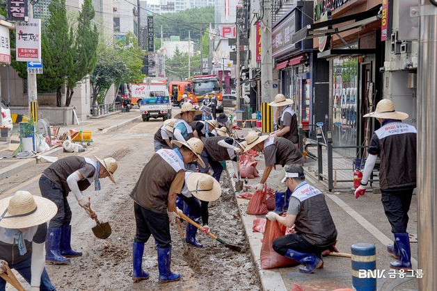 BNK금융 임직원 100여 명, 거제 수해현장 찾아 복구작업 봉사