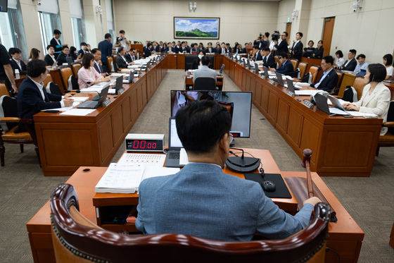 野, 장건 건설근로자공제회 이사장에 '성남 라인' 공세…"5조6000억 운용 적합한가"