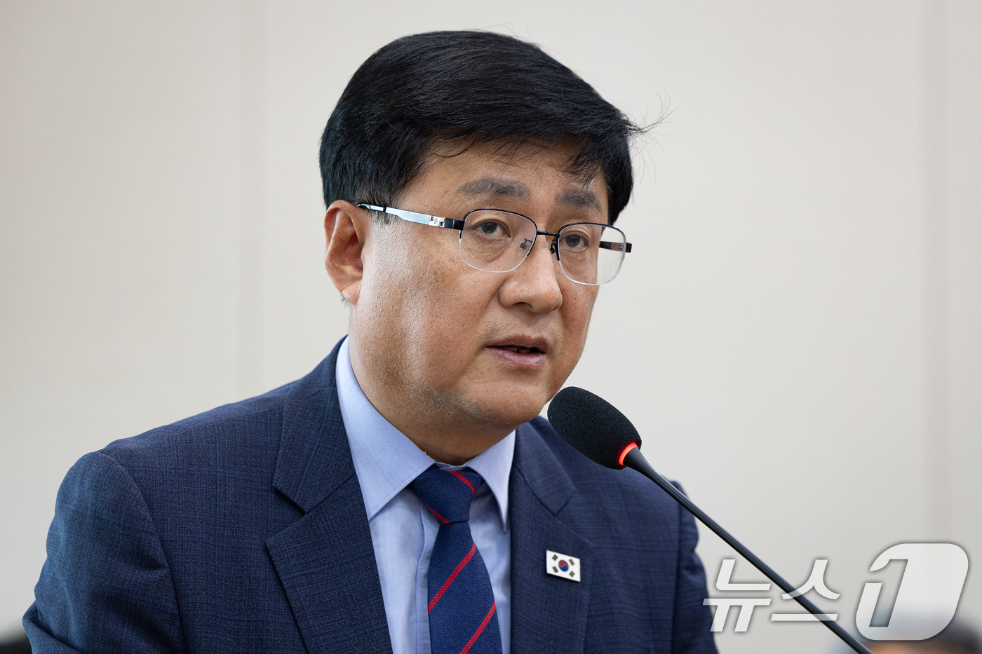 (서울=뉴스1) 유승관 기자 = 김성환 기후에너지환경부 장관이 19일 서울 여의도 국회에서 열린 제438회 국회(임시회) 기후에너지환경노동위원회 제3차 전체회의에 출석해 2025회 …