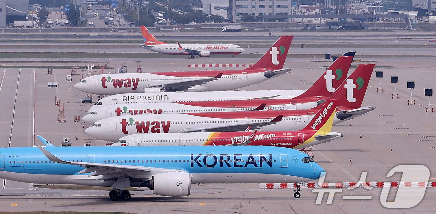 (인천공항=뉴스1) 박지혜 기자 = 국제 유가가 다시 상승하면서 다음 달 국제선 항공권에 부과되는 유류할증료도 큰 폭으로 오른다. 특히 미국 뉴욕행 등 대표적인 장거리 노선 왕복 …