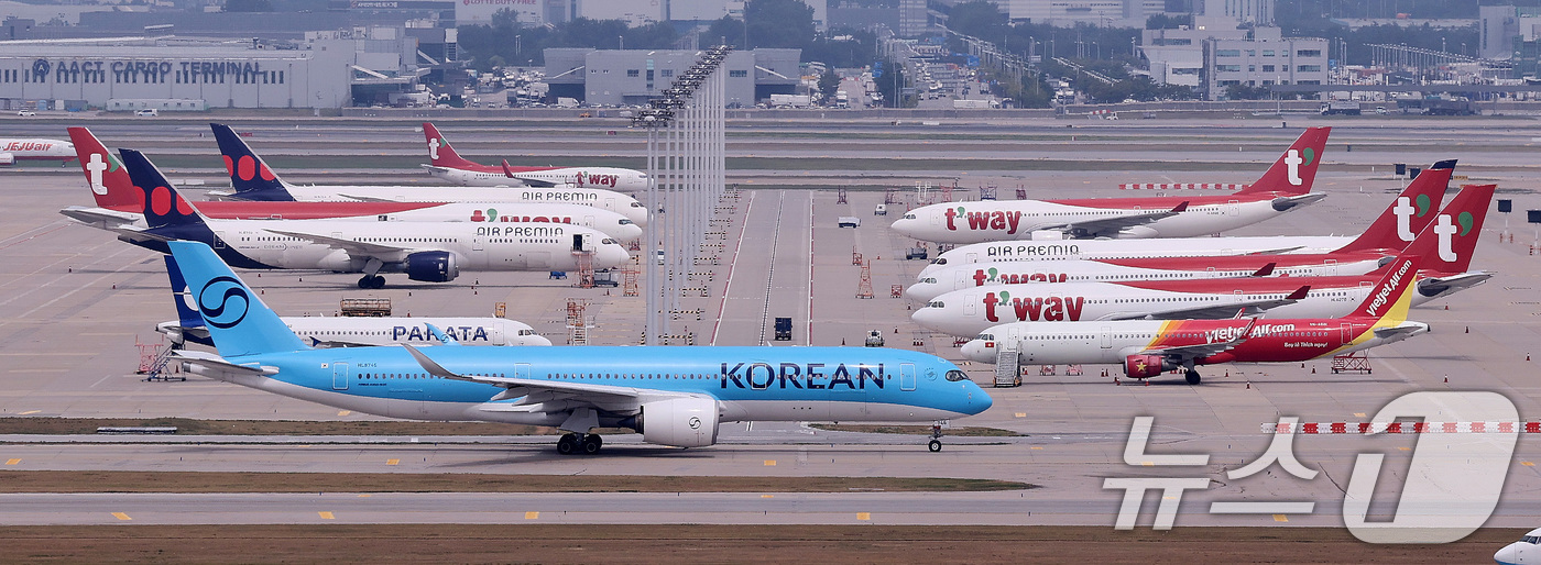 (인천공항=뉴스1) 박지혜 기자 = 국제 유가가 다시 상승하면서 다음 달 국제선 항공권에 부과되는 유류할증료도 큰 폭으로 오른다. 특히 미국 뉴욕행 등 대표적인 장거리 노선 왕복 …