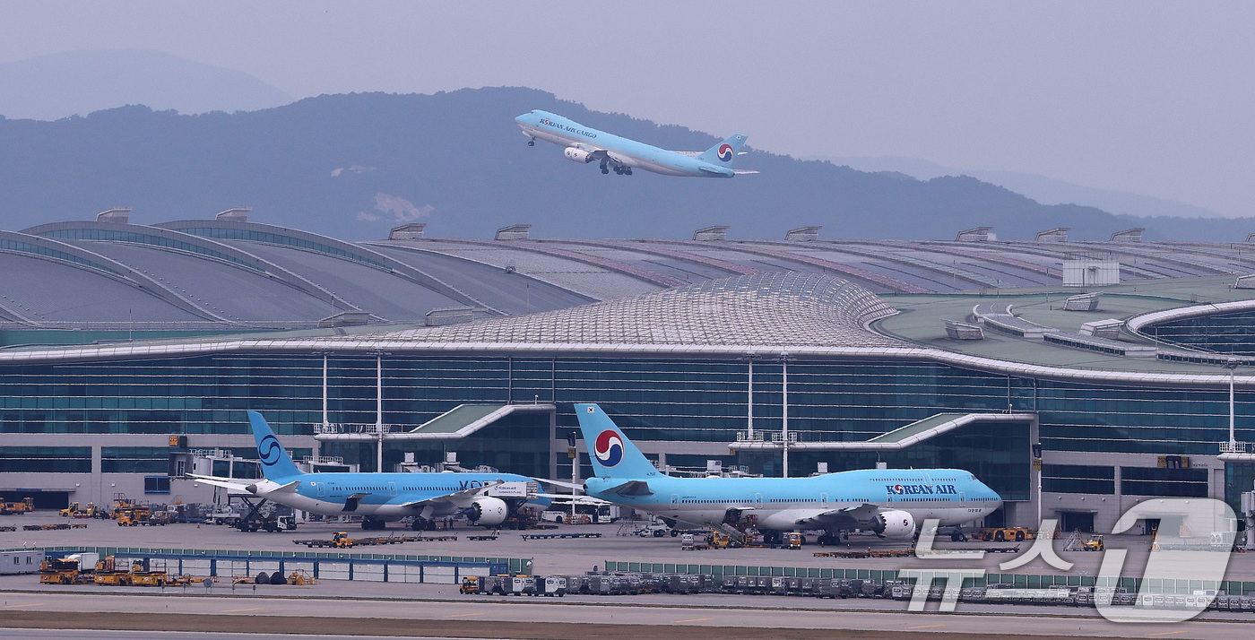 (인천공항=뉴스1) 박지혜 기자 = 국제 유가가 다시 상승하면서 다음 달 국제선 항공권에 부과되는 유류할증료도 큰 폭으로 오른다. 특히 미국 뉴욕행 등 대표적인 장거리 노선 왕복 …
