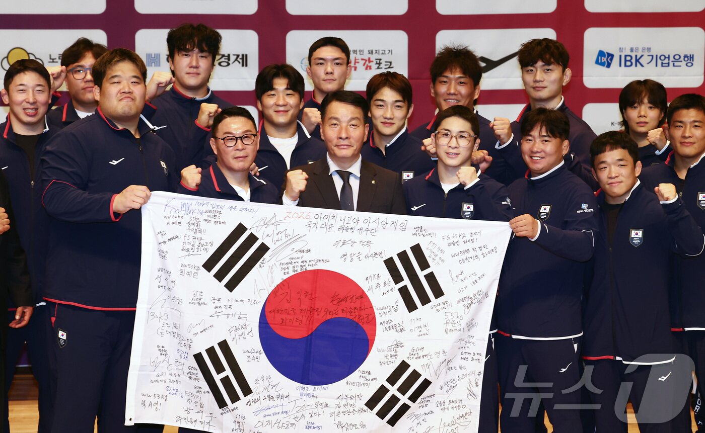 본문 이미지 - 김익헌 대한레슬링협회장을 비롯한 김민석 등 선수들이 19일 오후 진천 국가대표선수촌에서 열린 대한민국 레슬링 국가대표 미디어데이 출정식에서 아시안게임 승리를 다짐하며 파이팅을 외치고 있다. 2026.8.19 ⓒ 뉴스1 김민지 기자