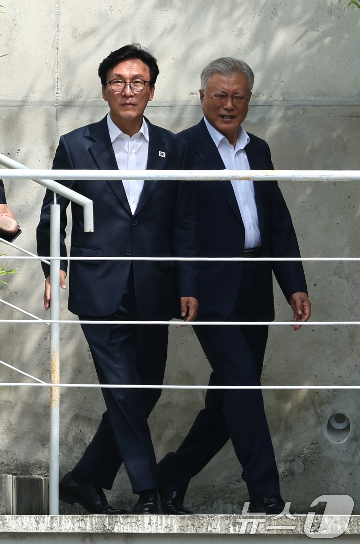 (양산=뉴스1) 신웅수 기자 = 김민석 더불어민주당 대표가 19일 경남 양산시 하북면 평산마을 문재인 전 대통령 사저를 방문한 뒤 문 전 대통령의 배웅을 받고 있다. 2026.8. …