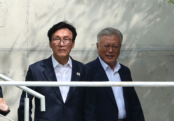 문 전 대통령 사저 나서는 김민석