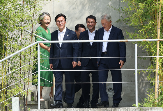 양산 사저 나서는 김민석