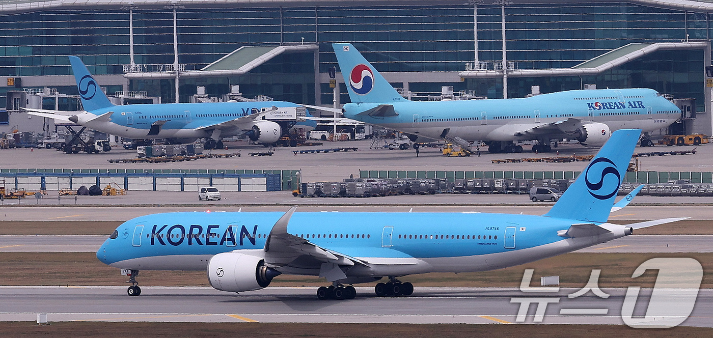 (인천공항=뉴스1) 박지혜 기자 = 국제 유가가 다시 상승하면서 다음 달 국제선 항공권에 부과되는 유류할증료도 큰 폭으로 오른다. 특히 미국 뉴욕행 등 대표적인 장거리 노선 왕복 …