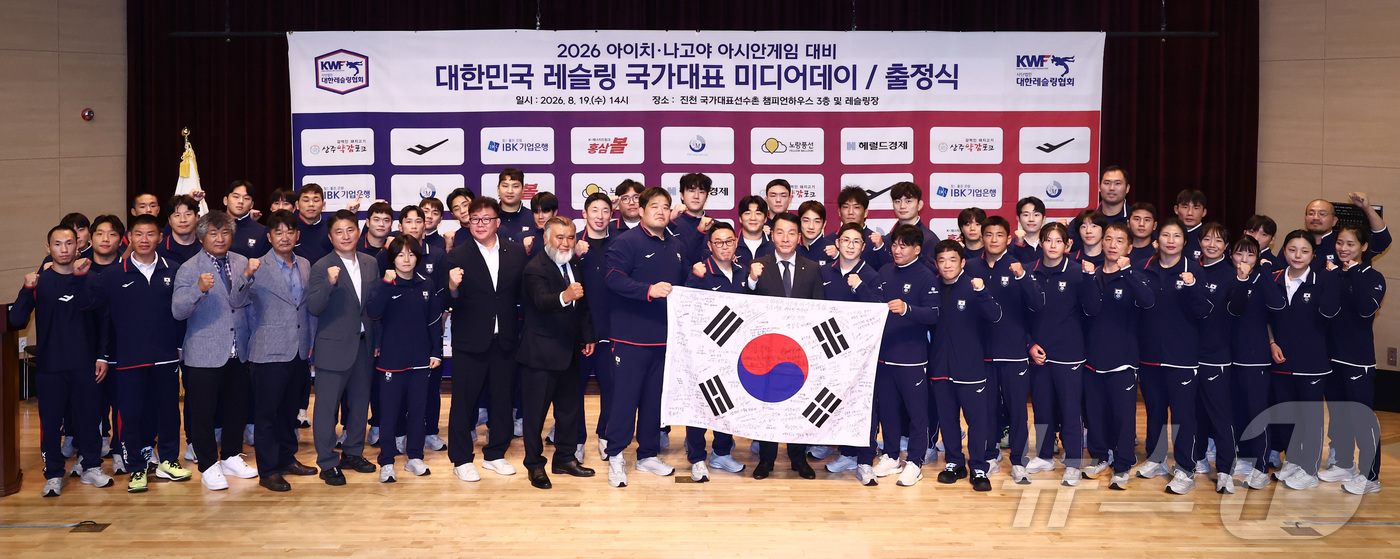 (진천=뉴스1) 김민지 기자 = 김익헌 대한레슬링협회장을 비롯한 정한재, 김민석 등 선수들이 19일 오후 진천 국가대표선수촌에서 열린 대한민국 레슬링 국가대표 미디어데이 출정식에서 …