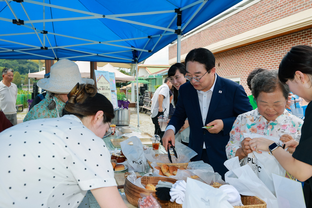 "장도 보고 국악 공연까지 관람"…옥천군 향수이동장터의 변신